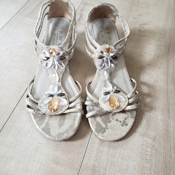 Host Pick 🌟 WOMEN'S sandals - Picture 1 of 5